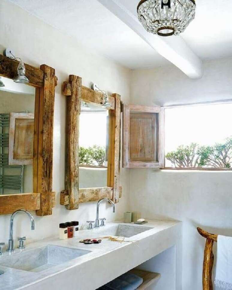 47. Modelo de espelho rústico para banheiro todo branco – Foto: Pinterest