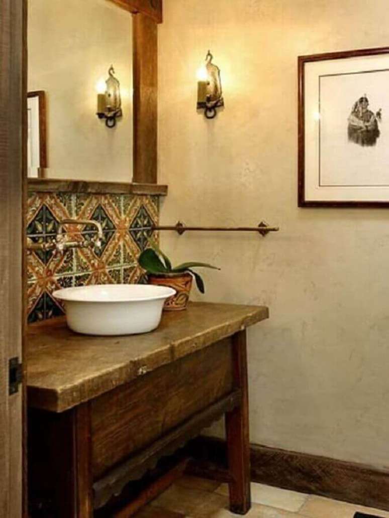 49. Invista no ladrilho hidr&aacute;ulica para deixar o banheiro r&uacute;stico decorado mais colorido &ndash; Foto: Pinterest