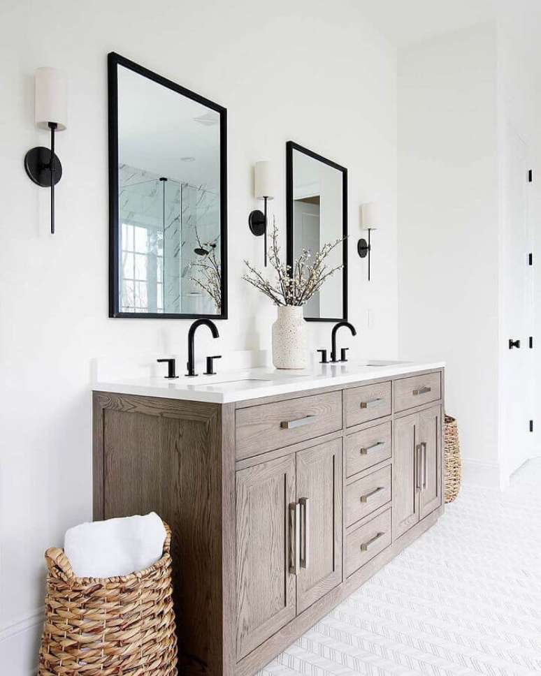 50. Modelo de armário de banheiro rústico para decorar banheiro todo branco com espelhos retangulares – Foto: Pinterest