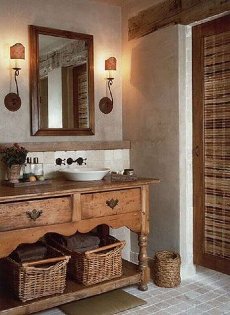 52. Modelo de armário para banheiro rústico decorado com arandelas para espelho – Foto: Pinterest