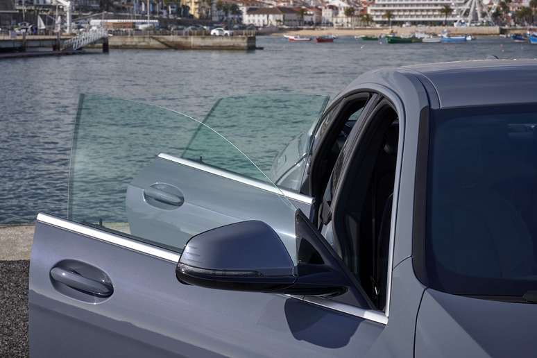 Janelas das portas n&atilde;o t&ecirc;m molduras, para facilitar vis&atilde;o e acesso.