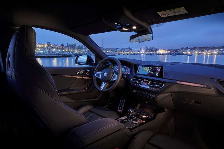 Por dentro, tr&ecirc;s op&ccedil;&otilde;es de revestimento: duas em couro e uma em alcantara, todas luxuosas.