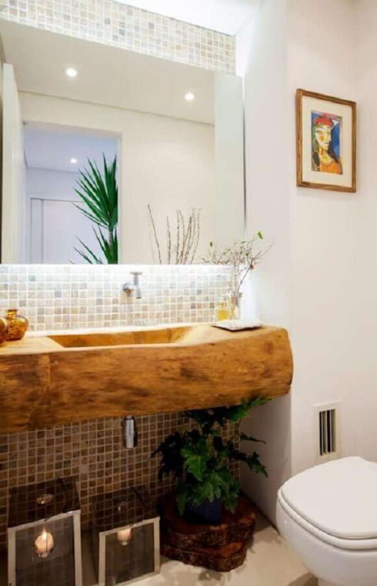 58. Pia de banheiro rústica feita em madeira com cuba esculpida – Foto: Pinterest