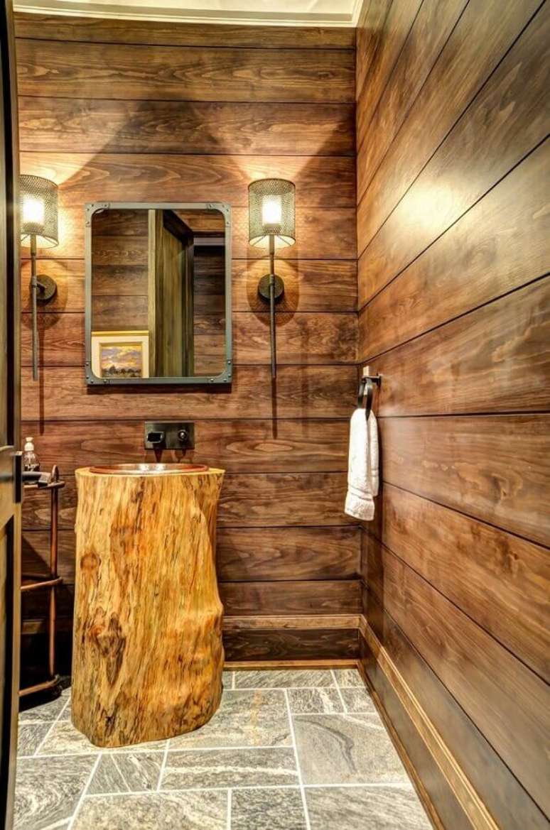 59. Pia de banheiro rústica feita com tronco de madeira – Foto: Decor Ideas