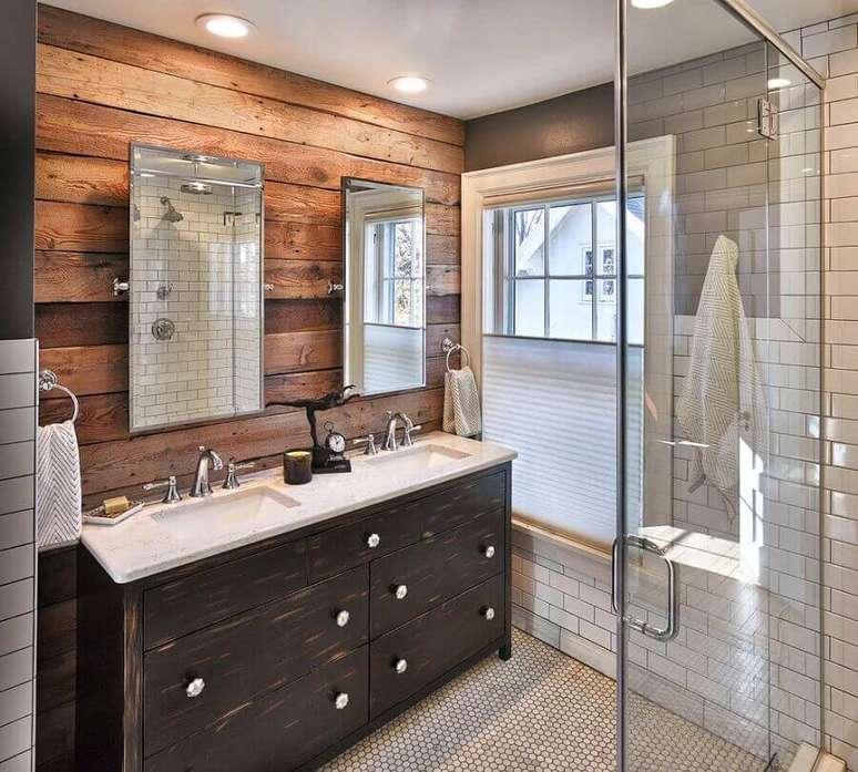 63. Móveis rústicos para banheiro decorado com revestimento de madeira – Foto: House & Living