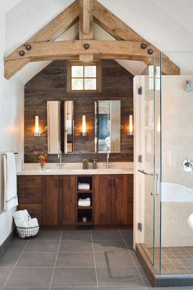 62. Revestimento de madeira para decoração de banheiro rústico – Foto: Elle Decor