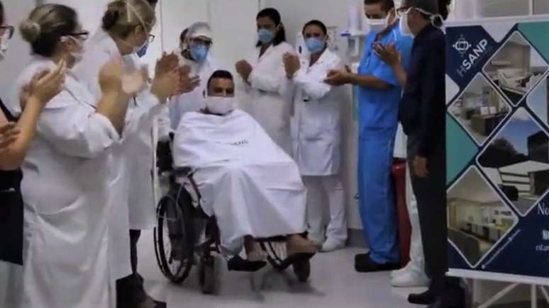 Edson é aplaudido por médicos ao deixar a UTI em hospital onde ficou em coma durante 15 dias por covid-19