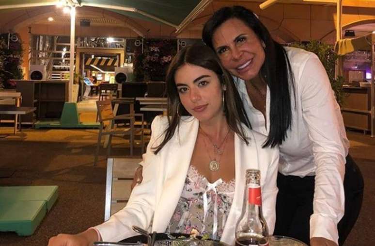 Gretchen em restaurante com a filha Giullia Miranda, em Mônaco, França