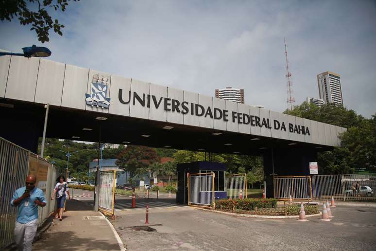 Vista do portão de entrada do Campus de Ondina da Universidade Federal da Bahia (UFBA), em Salvador (BA)