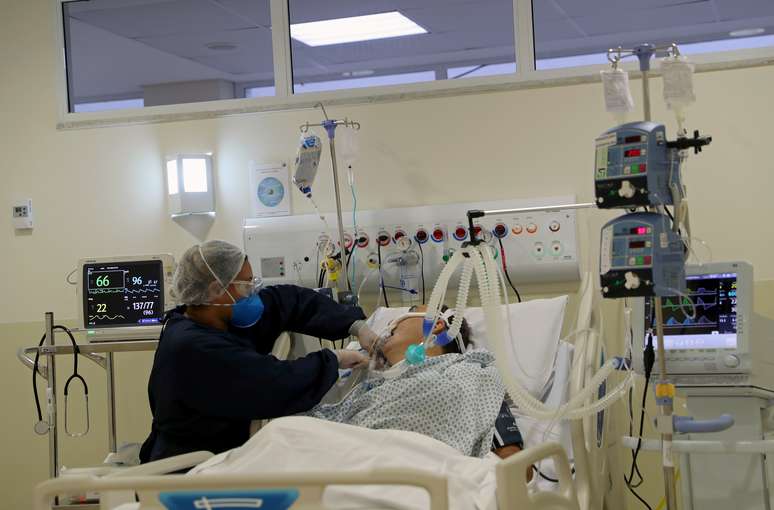 Enfermeira monitora paciente internado na UTI de hospital em São Paulo após contrair Covid-19
03/06/2020
REUTERS/Amanda Perobelli