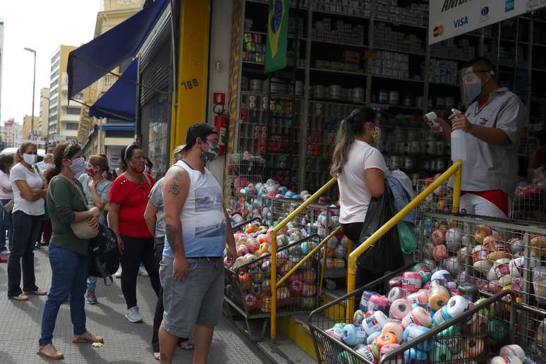 Com&eacute;rcio de rua reaberto na cidade de S&atilde;o Paulo
10/6/2020 REUTERS/Amanda Perobelli