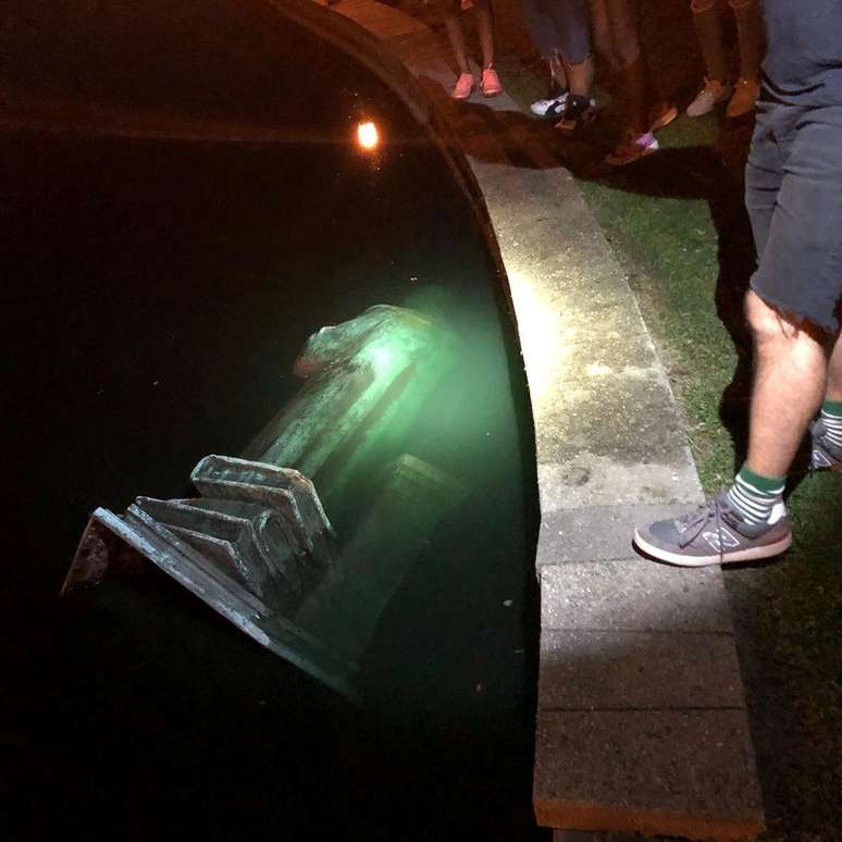 Estátua de Cristóvão Colombo derrubada por manifestantes e jogada em lago em Richmond, no EUA
09/02/2020
Instagram/@Videoguns/via REUTERS 