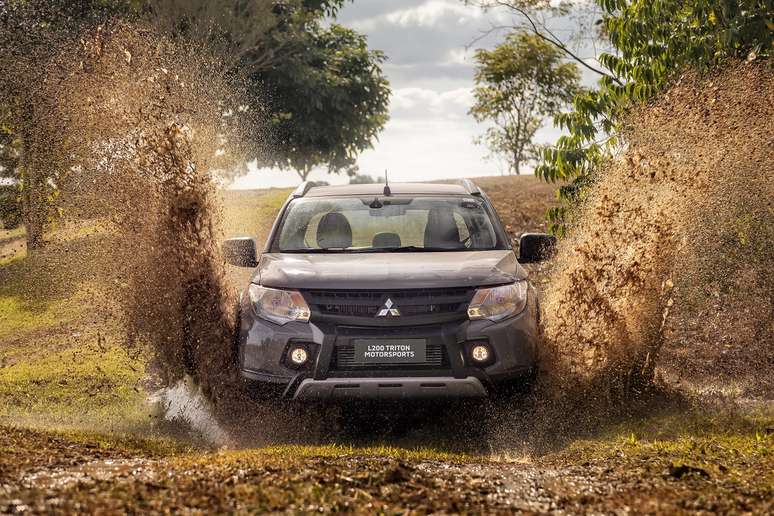 Picape tem um &ldquo;dissipador de &aacute;gua&rdquo; natural para trechos alagados.