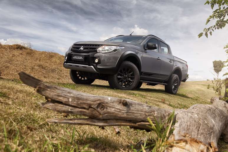 Rodas de 17&rdquo; pintadas de preto e pneus Pirelli Scorpion All Terrain Plus 265/65.