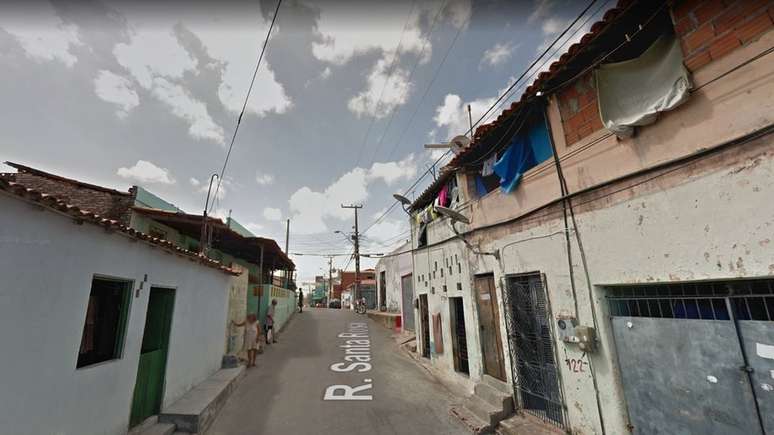 Rua no bairro do Pirambu: 'Como voc&ecirc; vai 'importar' um modelo de isolamento social da Europa para uma comunidade que tem v&aacute;rios problemas de acesso, algumas casas sem nem janela?'