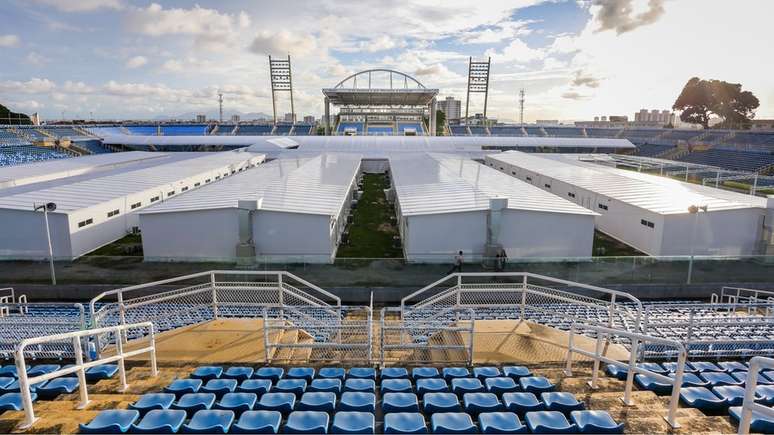 Hospital de campanha foi constru&iacute;do em est&aacute;dio de futebol de capital