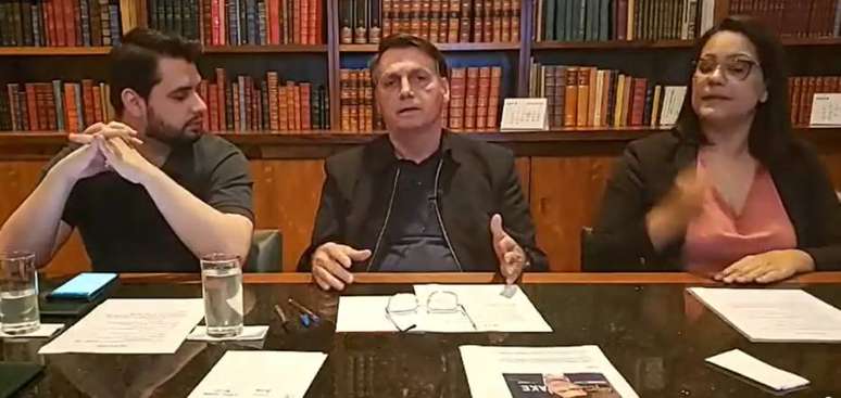 O presidente Jair Bolsonaro em live semanal em sua página no Facebook