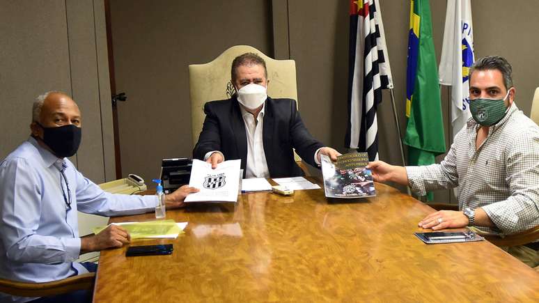 Sebastião Arcanjo, mandatário da Ponte Preta, e Ricardo Moisés, presidente do Guarani, se reuniram com o prefeito de Campinas, Jonas Donizette, nesta quinta-feira (Foto: Divulgação/Ponte Preta)