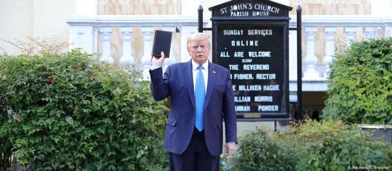 Trump diante da igreja de St. John: encenação do presidente americano continua causando discórdia