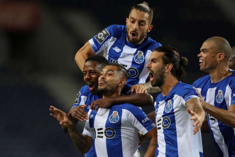 Corona é celebrado após fazer o gol do Porto sobre o Marítimo (Foto: JOSE COELHO / AFP)