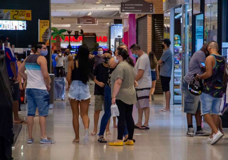 Movimentação de clientes no NorteShopping, no Cachambi, na zona norte do Rio de Janeiro, na tarde desta quinta-feira (11). 