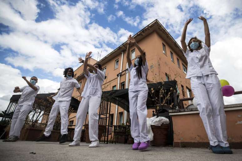 Flash mob de médicos e enfermeiros intensivistas em Roma, na Itália