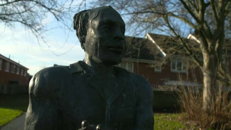 Monumento em homenagem a Alfred Fagon, que também foi poeta e dramaturgo, foi erguido em 1987, no primeiro aniversário de sua morte