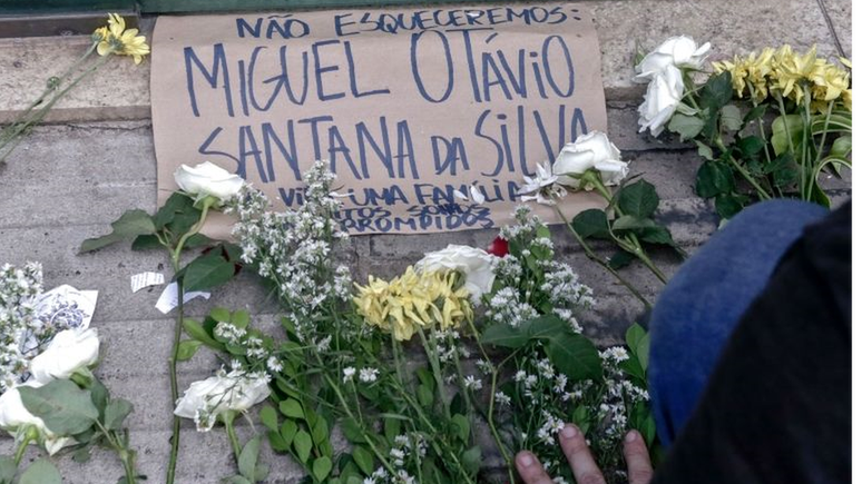 "Parece claro que a gente se preocupa pouco com as crianças, que também são nossas - da sociedade"; acima, protesto pela morte do menino Miguel, em 5 de junho