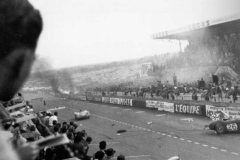 Trag&eacute;dia nas 24 Horas de Le Mans de 1955: o Mercedes de Bouillin (Levegh) explodiu ao bater na beira da pista.