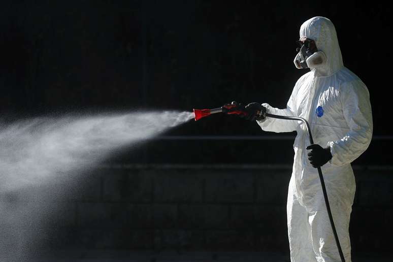 Funcionário desinfeta prédio residencial em Roma
12/06/2020
REUTERS/Guglielmo Mangiapane