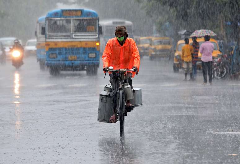 Vendedor de leite com máscara de proteção em Kolkata, na Índia
12/06/2020 REUTERS/Rupak De Chowdhuri