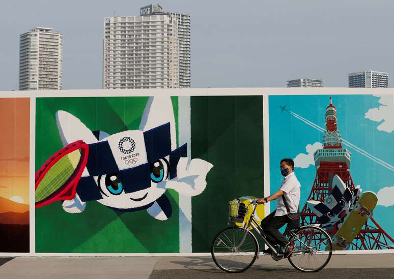 Ciclista passa por painel dos Jogos de Tóquio
04/06/2020
REUTERS/Kim Kyung-Hoon 