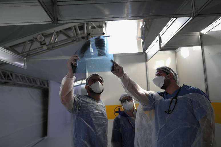 Médicos examinam raio-x de paciente em hospital na cidade de São Paulo, Brasil. 12/05/2020. REUTERS/Amanda Perobelli. 

