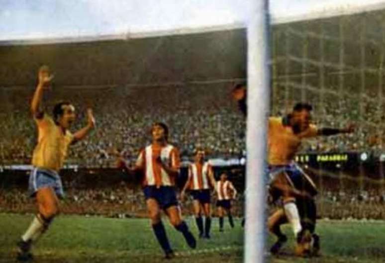 Tostão (na foto, celebrando o gol de Pelé): 'Foi uma coisa impressionante. Imaginar que tinham 183 mil pessoas torcendo pelo Brasil foi de arrepiar' (Foto: Reprodução)