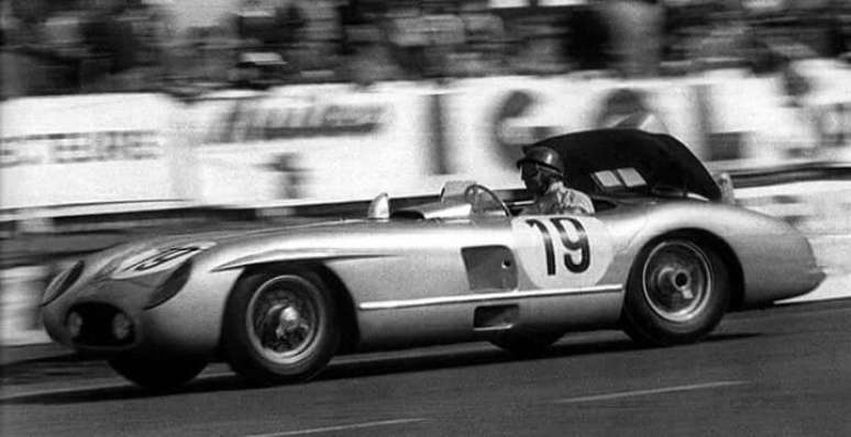 Fangio, ao volante do Mercedes 300 SLR n&uacute;mero 19 na corrida de 1955.
