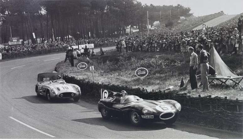 Mike Hawthorn, com Jaguar D-Type, &eacute; perseguido por Juan Manuel Fangio, com o Mercedes 300 SLR.