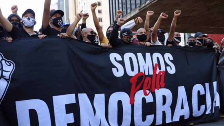 Bolsonaro conseguiu unir corintianos e palmeirenses na luta pela democracia