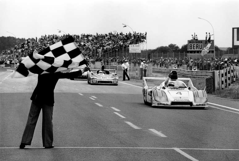 Em 1977, vit&oacute;ria na classifica&ccedil;&atilde;o geral: Porsche 936 Spyder com J&uuml;rgen Barth, Hurley Haywood e Jacky Ickx (n&uacute;mero 4).