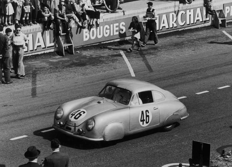 Em 1951: Auguste Veuillet e Edmond Mouche alcan&ccedil;aram a vit&oacute;ria na classe at&eacute; 1100 cc com o Porsche 356 SL 1100 na primeira corrida da marca em Le Mans.