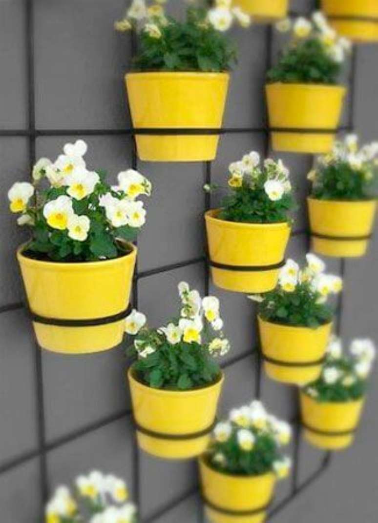 47. Vaso de parede amarelo com margaridas – Via: Vila do Artesão