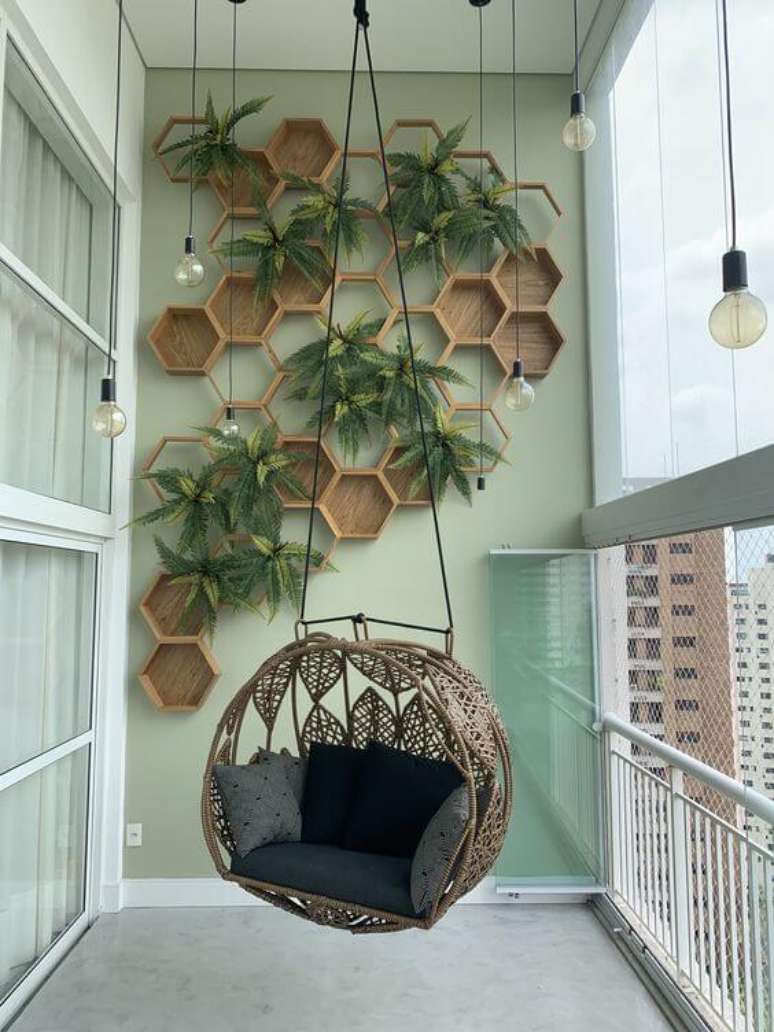 14. Vaso de parede de madeira com nichos modernos – Via: Nix Design Brasil