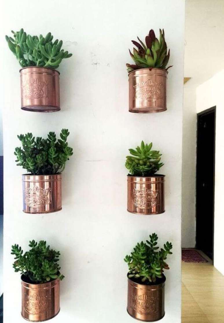 30. Vaso de parede rose gold com cactos e suculentas – Via: Pinterest