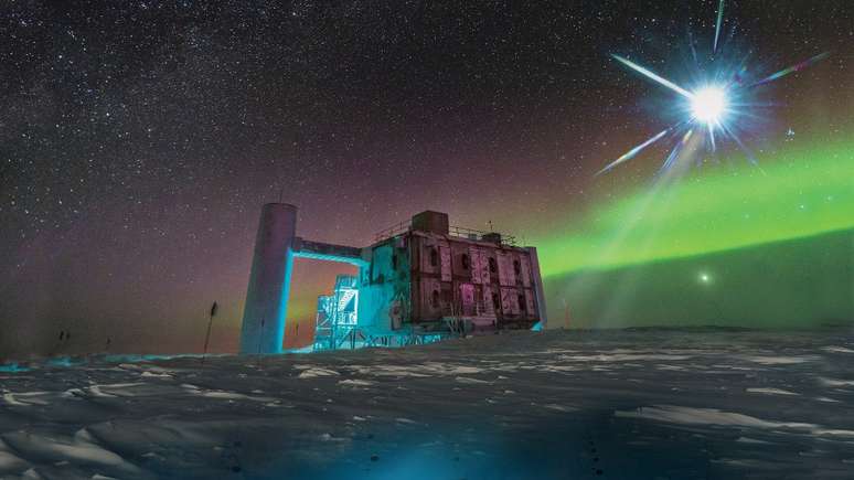 Na superfície antártica, se vê o laboratório IceCube; abaixo, no gelo, estão sensores de neutrinos