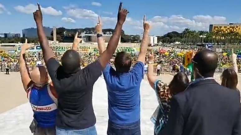 Jair Bolsonaro e apoiadores durante uma manifestação em Brasília, semanas atrás