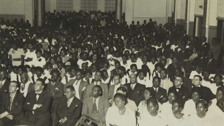 A Frente Negra Brasileira realizava uma série de eventos e bailes, como essa festa de aniversário da entidade em 1935