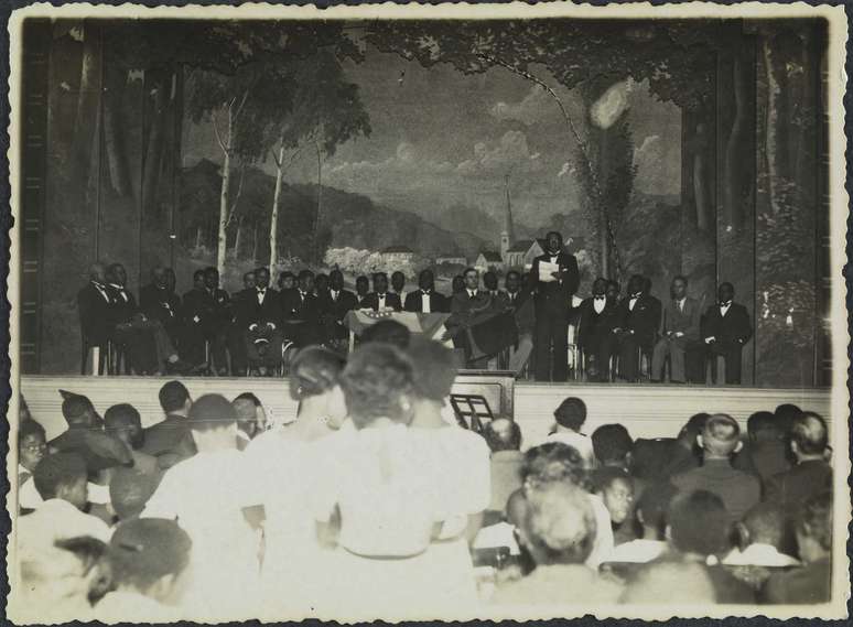 As festas da Frente Negra Brasileira reuniam parte de seus milhares de seus associados, como nesse evento de 1935