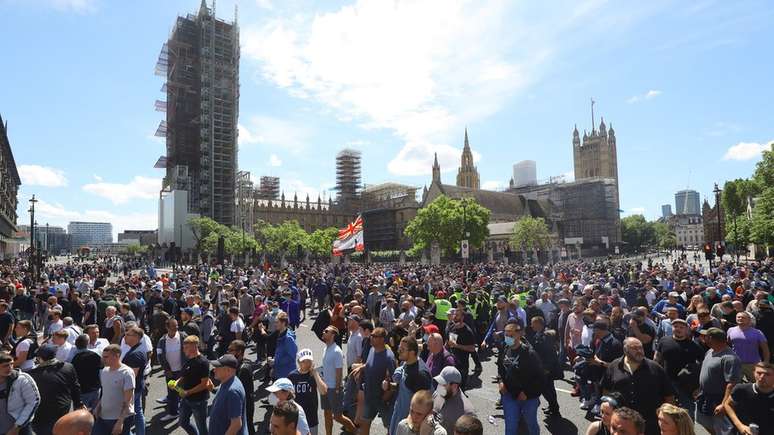 Milhares de manifestantes protestam do lado de fora do Parlamento britânico em Londres