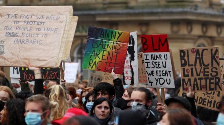 Manifestantes do Black Lives Matter se reúnem no centro de Newcastle