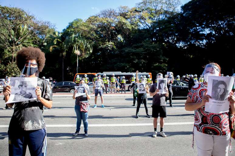 Manifestantes respeitaram o isolamento social em ato na Avenida Paulista neste sábado, 13