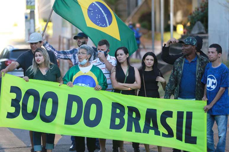 Grupo de manifestantes chamado de '300 do Brasil'
